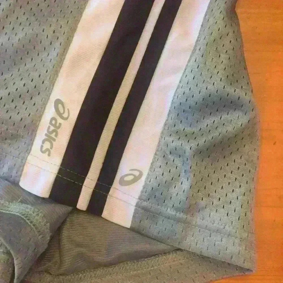 Like new! ASICS Basketball 🏀 Shorts - Picture 2 of 5